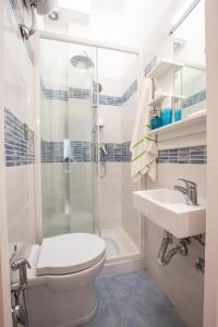 A bathroom at Traveller’s Home in Gourmet District Near Center!