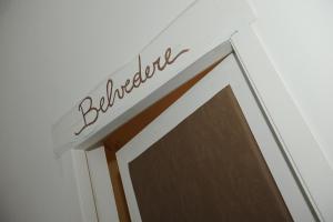 un panneau au-dessus d'une porte avec le mot blair dans l'établissement Torre Balzano B&B, à Valenzano