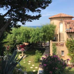 サナリー・シュル・メールにあるVilla Sandorの海の景色を望む家の前の庭園