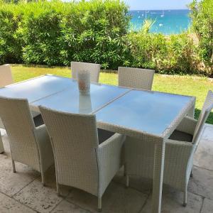 サナリー・シュル・メールにあるVilla Sandorの海を背景にテーブルと椅子
