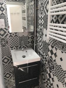ル・テュケ・パリ・プラージュにあるStudio Face Merの白黒のタイルを用いたバスルーム(シンク付)