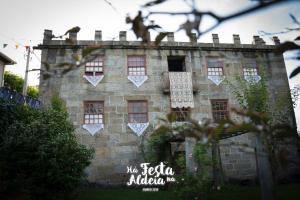 um antigo edifício de pedra com janelas em Paco de Pombeiro - Turismo de Habitacao em Felgueiras