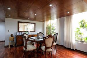 a dining room with a table and chairs and a mirror at Departamento en San Isidro, Lima in Lima