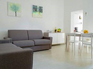 sala de estar con sofá y mesa en casa dei nonni en Murano