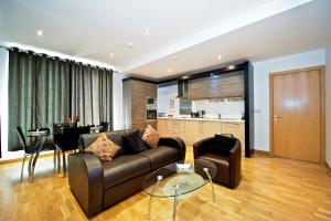 - un salon avec un canapé et une table dans l'établissement Staycity Aparthotels Edinburgh West End, à Édimbourg