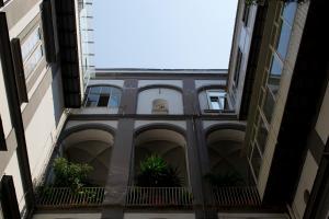 ナポリにあるLa Gemmaの植物が植えられたバルコニー付きの建物