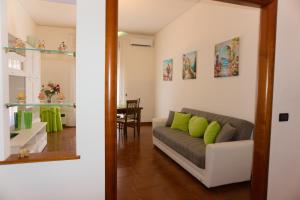 Khu vực ghế ngồi tại Neverending Sea Luxury Apartment in Salerno Center