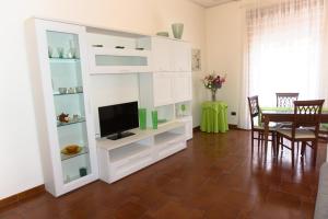 En TV eller et underholdningssystem på Neverending Sea Luxury Apartment in Salerno Center