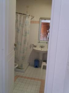 A bathroom at Villa con Piscina Stintino