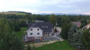 Vue aérienne d'une maison sur une colline dans l'établissement U nových přátel, à Lichkov