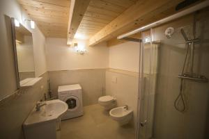 Ein Badezimmer in der Unterkunft La Tana dell'Orso Lavarone