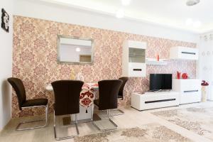 a dining room with a table and chairs at Carla's apartment -shuttle in Iaşi