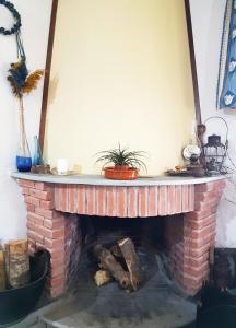 una chimenea de ladrillo con un manto encima en Rinas Valley View, en Pteriá