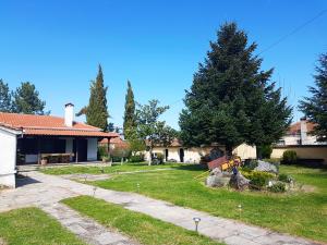 una casa con un árbol en el patio en Rinas Valley View, en Pteriá