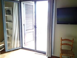 アギオス・イオアニス・ペリオンにあるElsa Apartmentのバルコニー(テレビ付)へ続くガラスのスライドドア