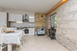Kuchyň nebo kuchyňský kout v ubytování House Ante