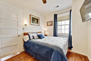 Schlafzimmer mit einem Bett und einem Fenster in der Unterkunft New Orleans Cottage in New Orleans