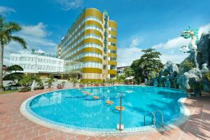 a large swimming pool in front of a hotel at Mường Thanh Grand Dien Bien Phu Hotel in Diện Biên Phủ