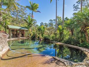 einem Pool mit einem Schlauch vor einem Haus in der Unterkunft Noosa Hinterland Spectacular Boutique Guesthouse in Cooran