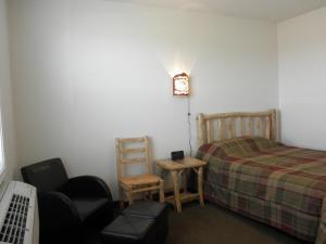 Postel nebo postele na pokoji v ubytování Bear's Den Lodge