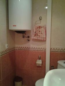 ein Badezimmer mit einem Waschbecken, einem WC und einem Spiegel in der Unterkunft Metro SAHIL Seaside Centr in Baku