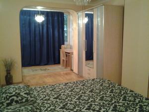 ein Schlafzimmer mit einem Bett und einem großen Fenster in der Unterkunft Metro SAHIL Seaside Centr in Baku