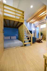 1 dormitorio con litera y escalera en 夏海民宿 en Magong