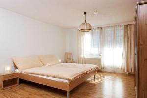 ein Schlafzimmer mit einem Bett und einem großen Fenster in der Unterkunft Ferienwohnung Bahnhöfli in Lauterbrunnen