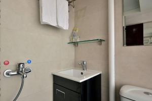 Baðherbergi á B&B Mongkok Hotel