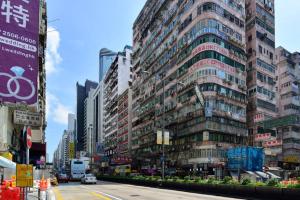 un gran edificio al lado de una calle de la ciudad en B&B Mongkok Hotel, en Hong Kong