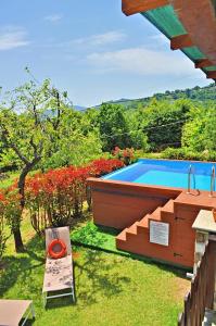 una piscina en un patio con una mesa y un banco en Tsagarada House, en Tsagkarada