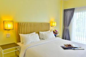 Ένα ή περισσότερα κρεβάτια σε δωμάτιο στο Southgate Residence Hotel - SHA Certified