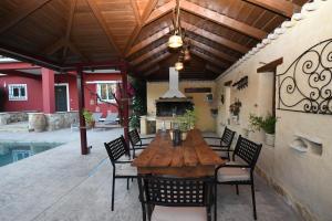 Bazén v ubytování Ktima Kallitero Villas nebo v jeho okolí
