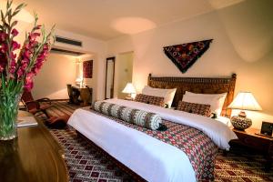 奎达Quetta Serena Hotel的房间里有一张大床的酒店房间 更多37张照片