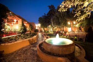 Quetta Serena Hotel外面的花园