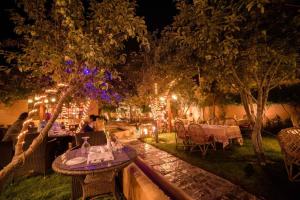 Quetta Serena Hotel外面的花园
