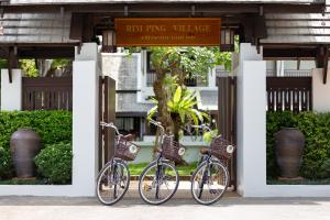 tres bicicletas estacionadas frente a un edificio en Rimping Village, en Chiang Mai