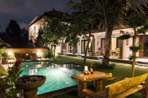Bazén v ubytování Umah Tikari Guesthouse nebo v jeho okolí