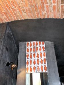 ein Zimmer mit einem Haufen Toiletten an einer Wand in der Unterkunft I Baronetti in Agropoli