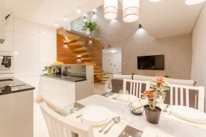 een keuken en eetkamer met een tafel en stoelen bij Central Penthouse with terrace in Krakau