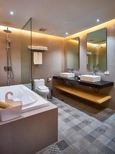 Koupelna v ubytování J7 Hotel + 32 fotografií