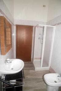 een badkamer met een toilet, een wastafel en een douche bij Casa Di Vita in Pescara