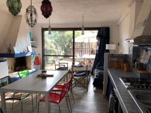 een keuken met een tafel en stoelen in een kamer bij Villa stella di mare in Capitana