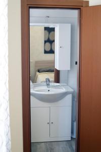 een badkamer met een wastafel en een spiegel bij Casa Di Vita in Pescara