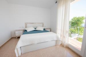 ペニスコラにあるArabella 10の白いベッドルーム(ベッド1台、窓付)