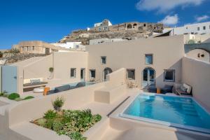 une villa avec une piscine à santorini dans l'établissement Halcyon Days Suites, à Pyrgos
