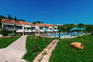 een resort met een zwembad en een gebouw bij Villa Diamond in Parga