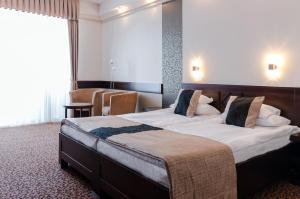 Postel nebo postele na pokoji v ubytování Hunguest Hotel Apollo + 26 fotografií