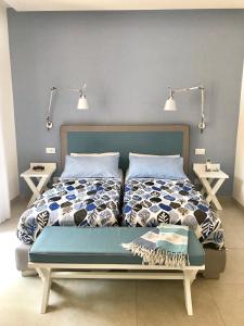 um quarto com uma cama e duas luzes na parede em Al Parco Primavera B&B em Sorrento