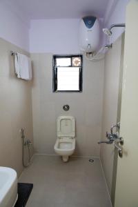 Ένα μπάνιο στο Saburi Apartments Shirdi +20 φωτογραφίες